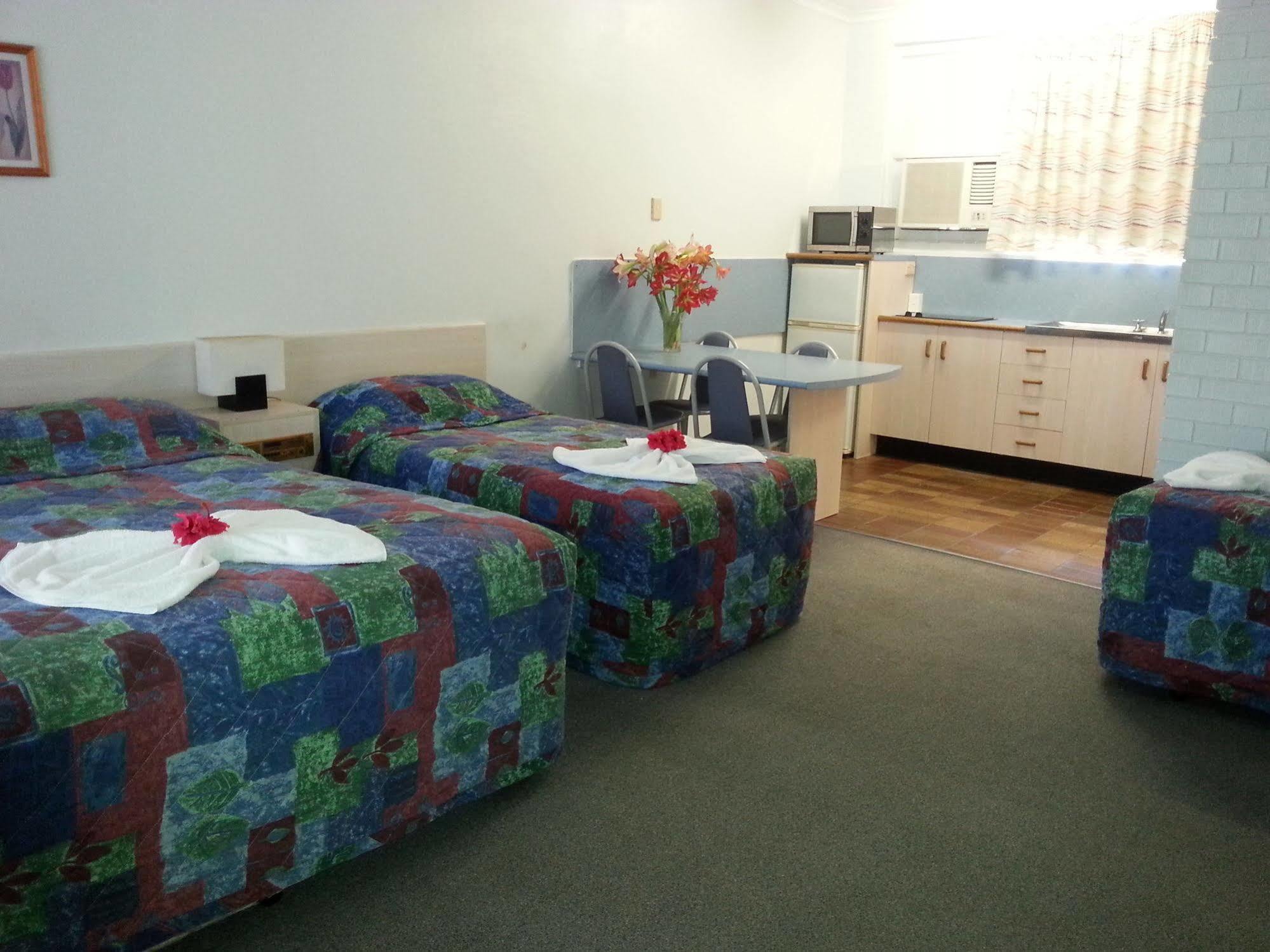 Golden Fountain Motel Rockhampton Bagian luar foto
