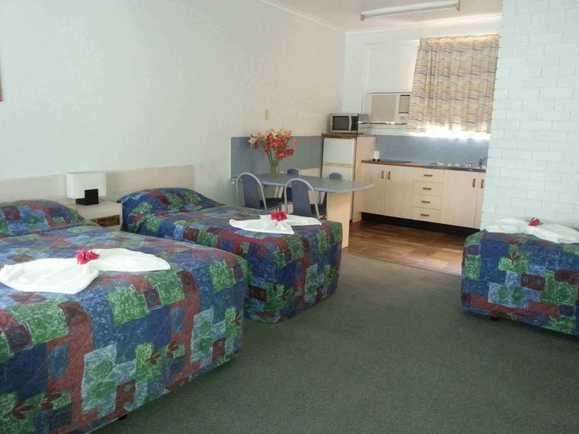 Golden Fountain Motel Rockhampton Bagian luar foto