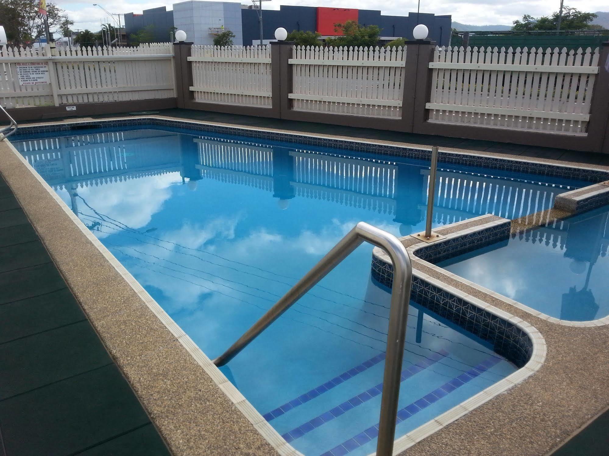 Golden Fountain Motel Rockhampton Bagian luar foto